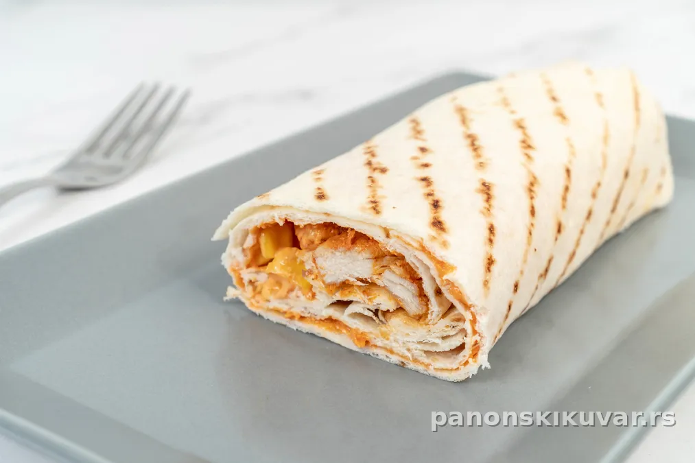 pečene tortilje punjene piletinom u kremastom paradajz sosu i rastopljenim kačkavaljem