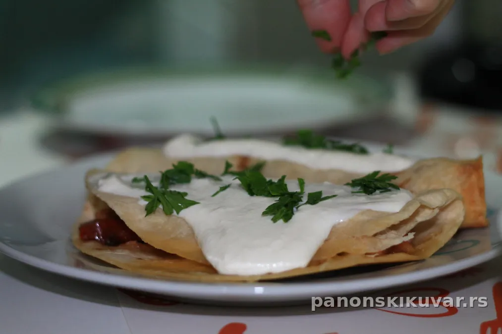 zlatno zapečene tortilje sa šarenim paprikama, tikvicom, pečurkama i kremastim prelivom