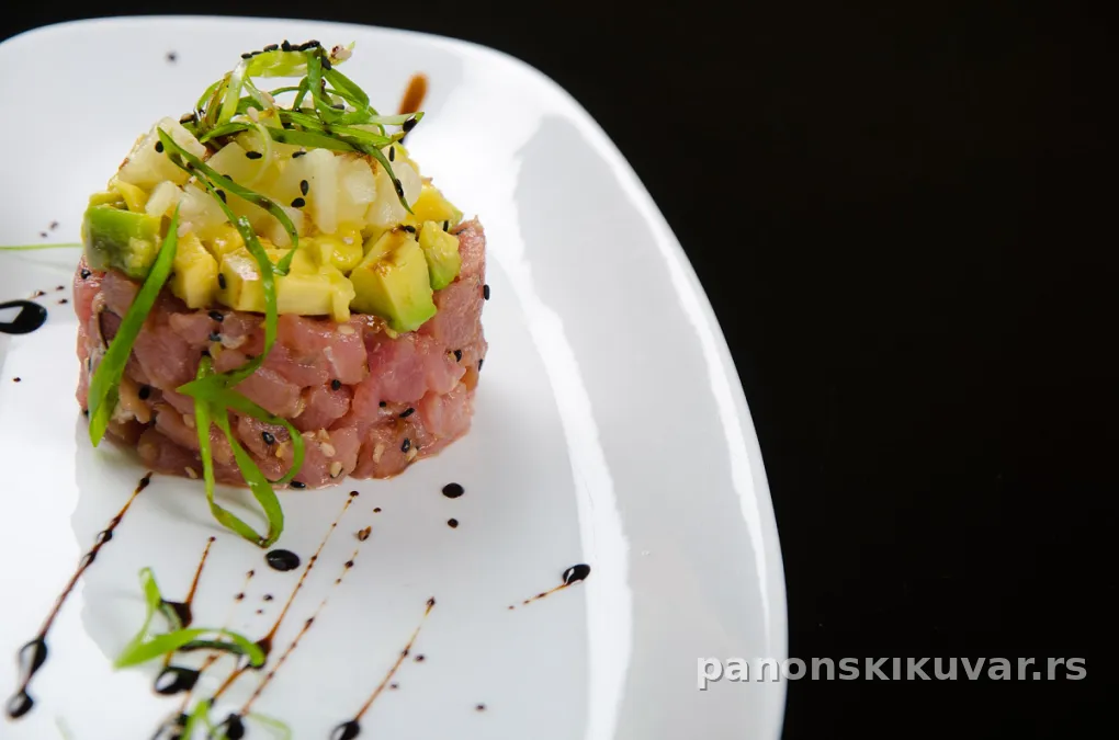 tuna tatar sa kockicama avokada, paradajza, miks paprike i wasabi dekoracijom