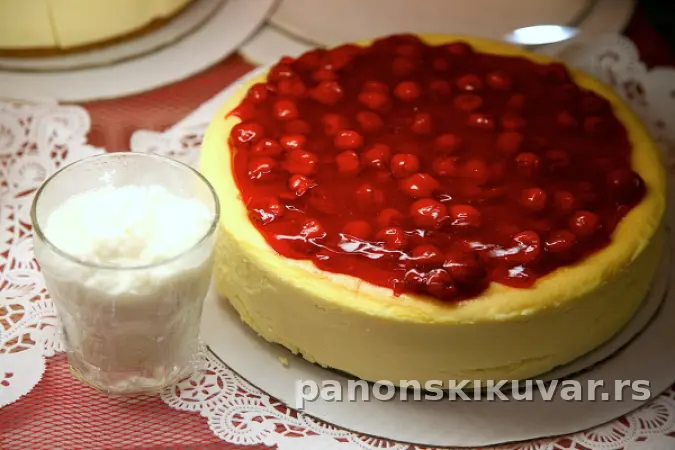 VOĆNA TORTA OD VAZDUŠASTOG TESTA
