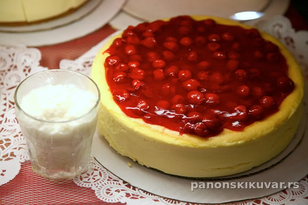 voćna torta sa vazdušastom korom, kremom od vanile i šarenim sezonskim voćem