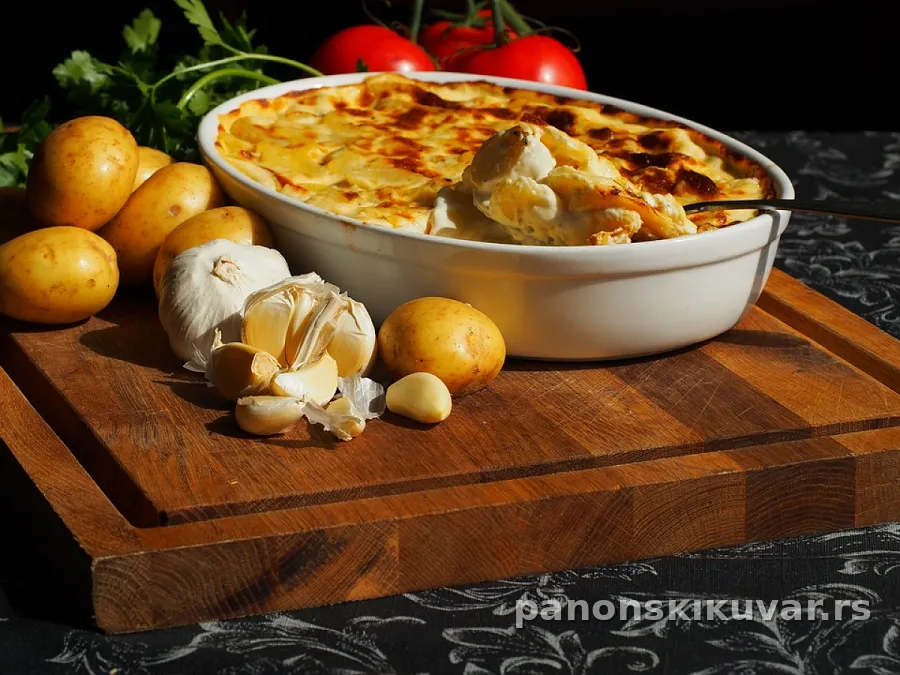 zlatno pečeni krompir sa pavlakom, prelivom belog luka i peršunom