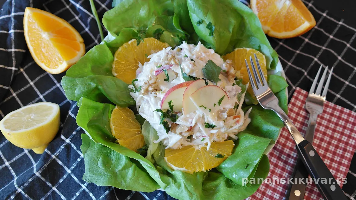 kremasta waldorf salata sa rendanim celerom, jabukom i orasima, u činiji