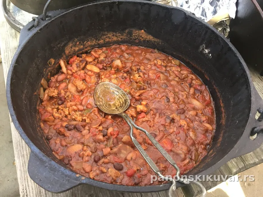 pečeni pasulj u vatrostalnoj posudi sa kolutićima kobasica i slanine