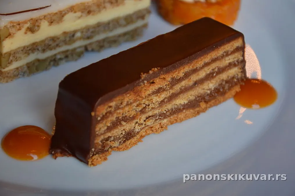 preseceni žerbo kolač sa slojevima marmelade, oraha i čokoladne glazure