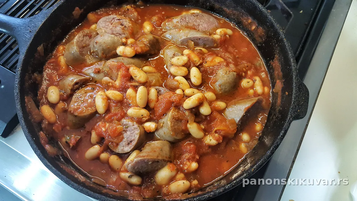 Činija žutog čorbastog pasulja sa kolutovima dimljenih kobasica i slanine